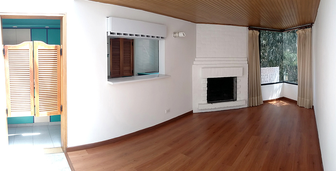Sala comedor con chimenea y piso en madera laminada