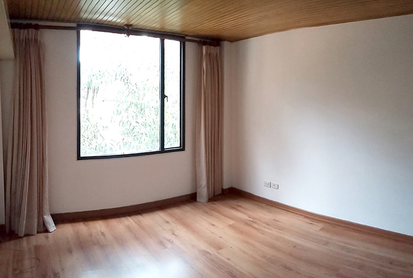 Habitacion con piso de madera laminada